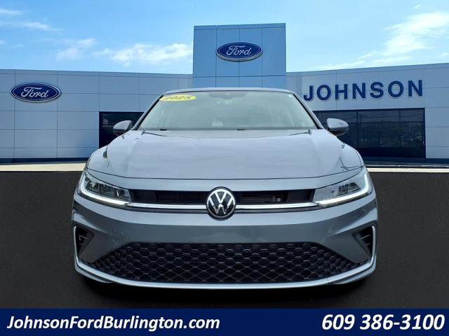 Used 2025 Volkswagen Jetta SE FWD image 8