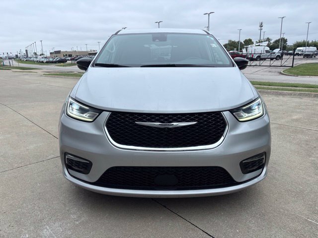 Used 2024 Chrysler Pacifica Limited FWD image 3