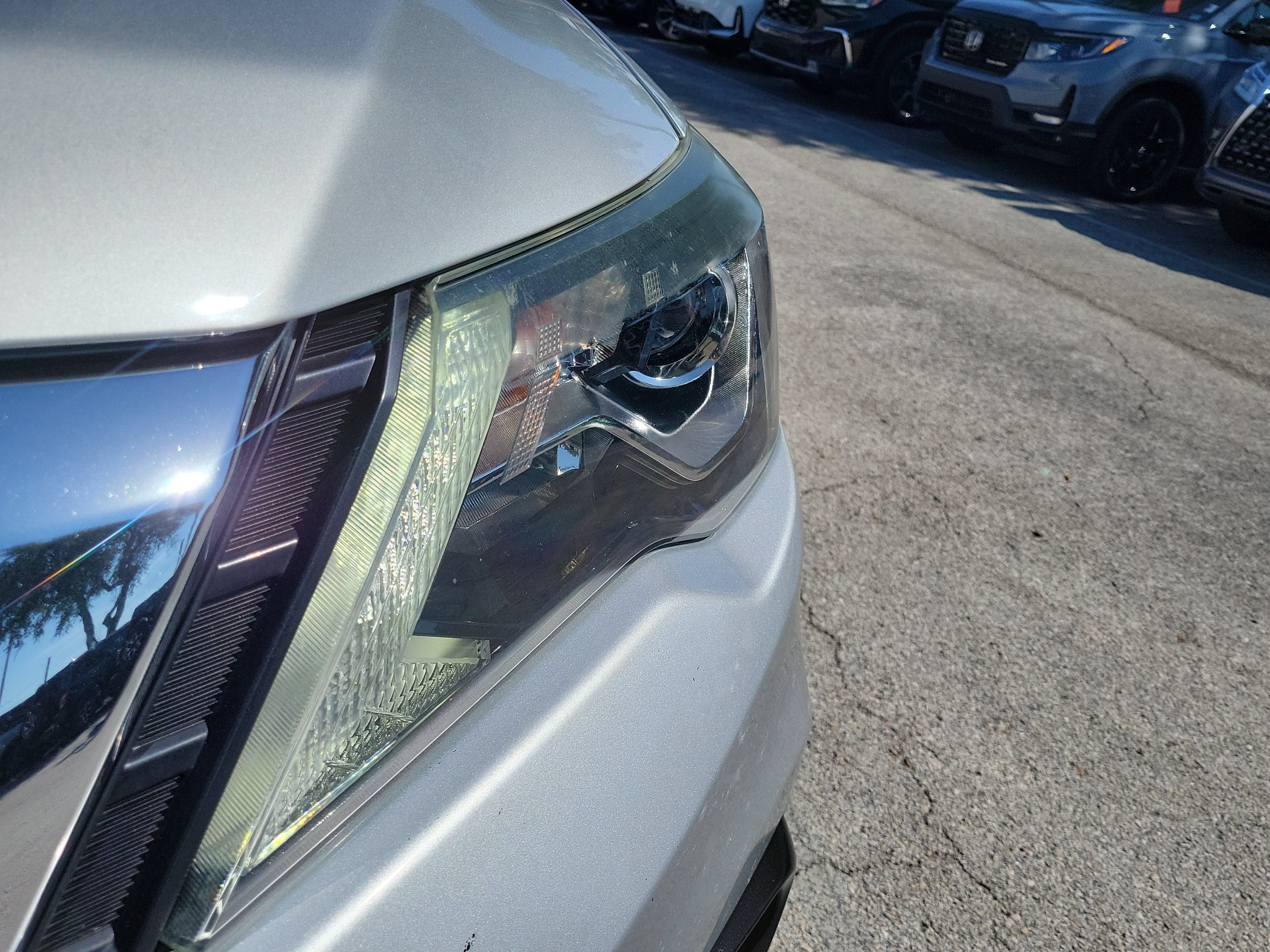 Used 2019 Nissan Pathfinder SL FWD image 3