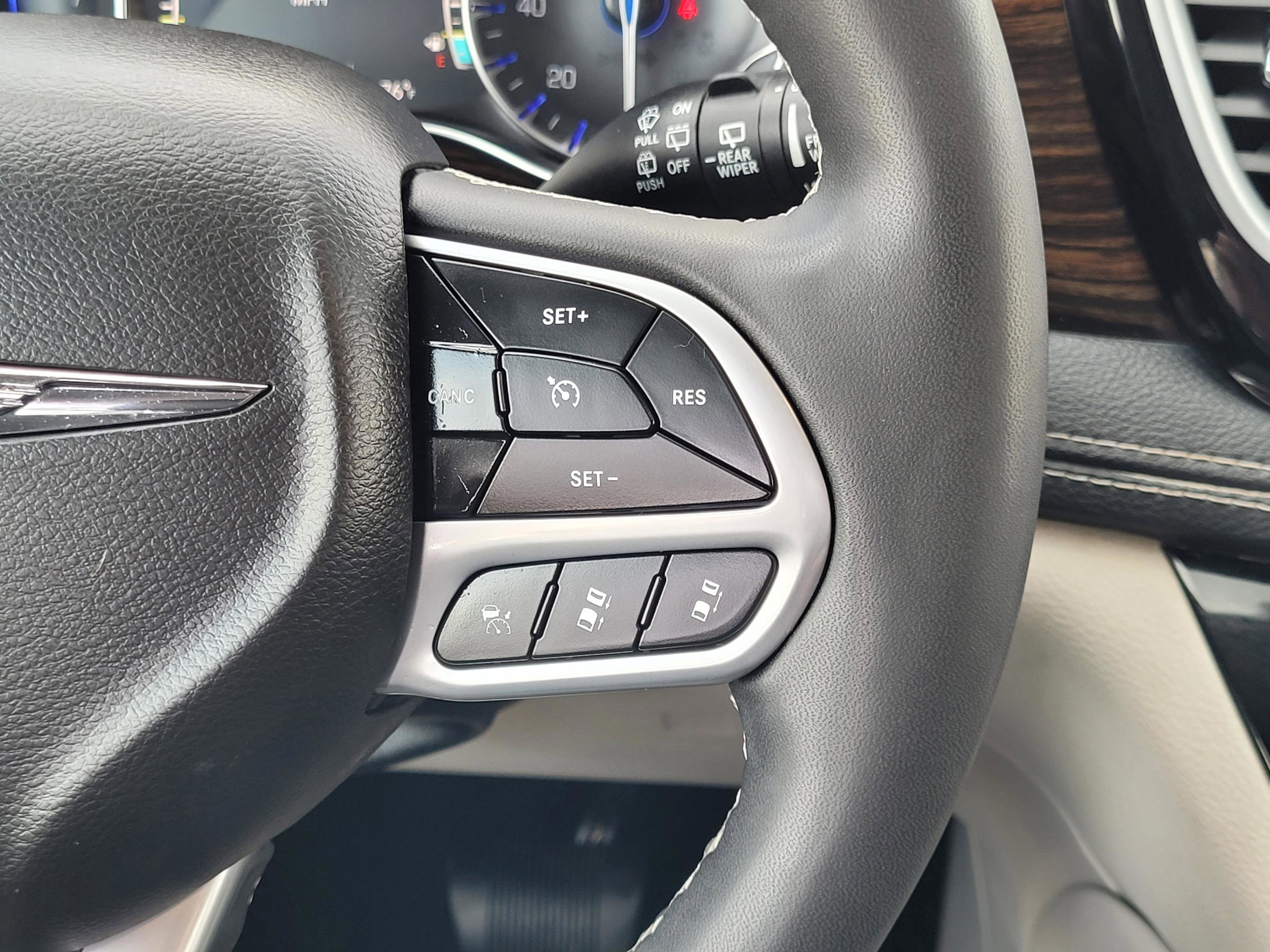Used 2022 Chrysler Pacifica Limited FWD image 13