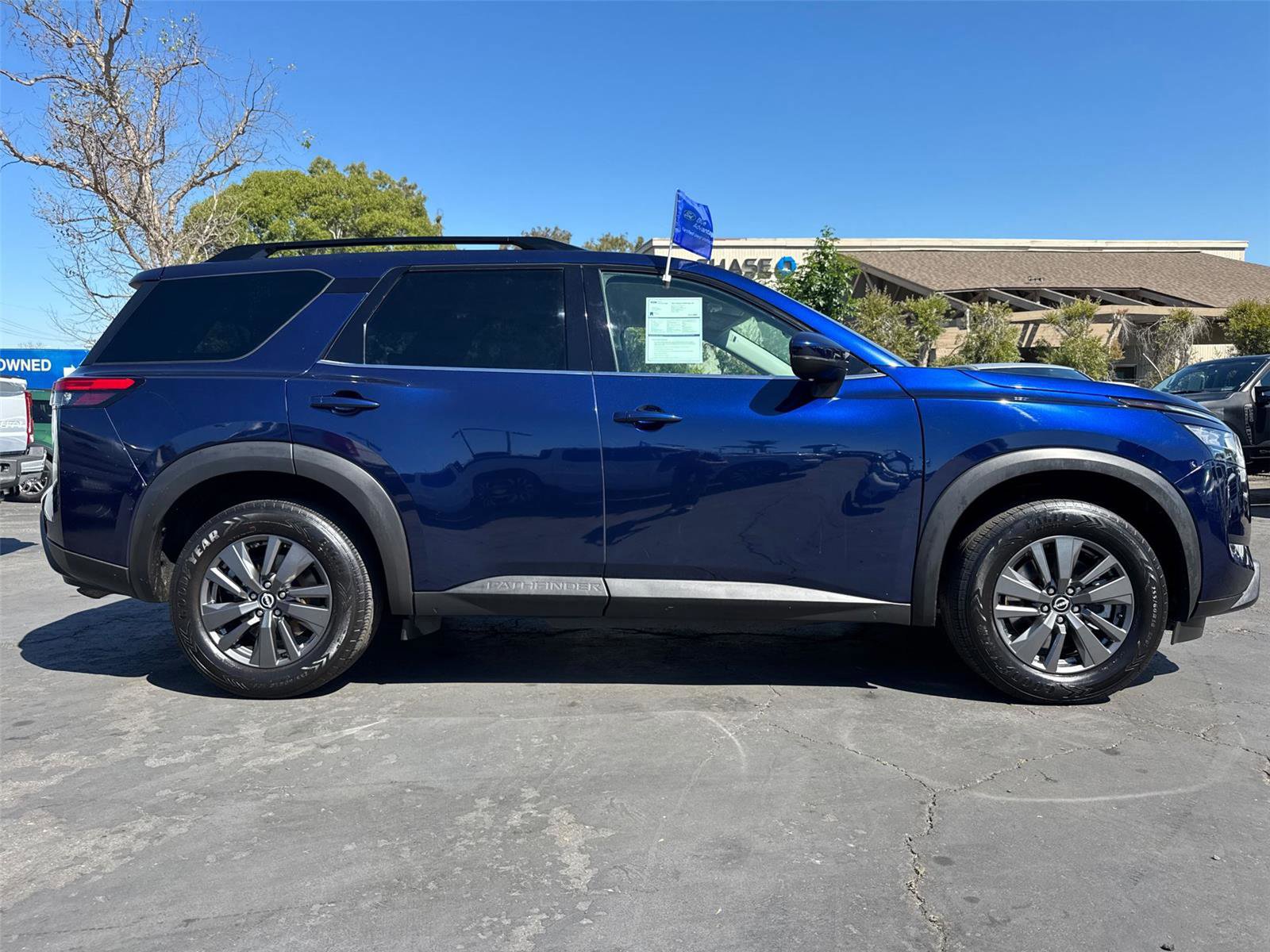 Used 2022 Nissan Pathfinder SV image 3