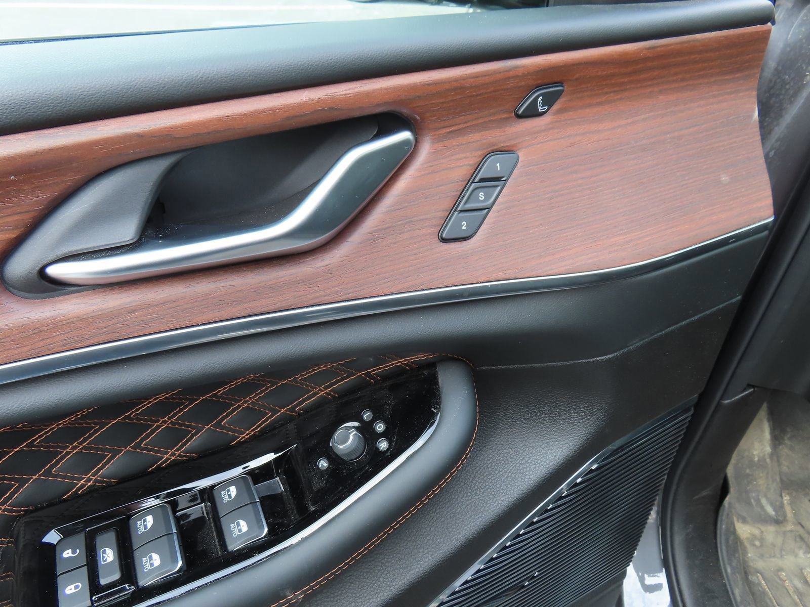 Used 2023 Jeep Grand Cherokee Summit w/ Luxury Tech Group V image 13