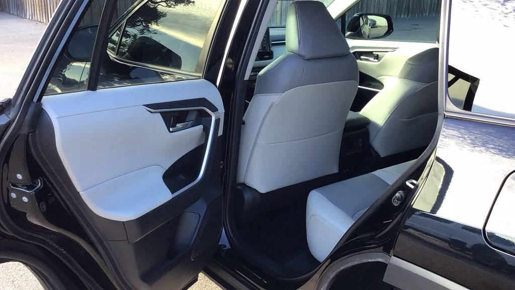 Used 2022 Toyota RAV4 XLE Premium image 12