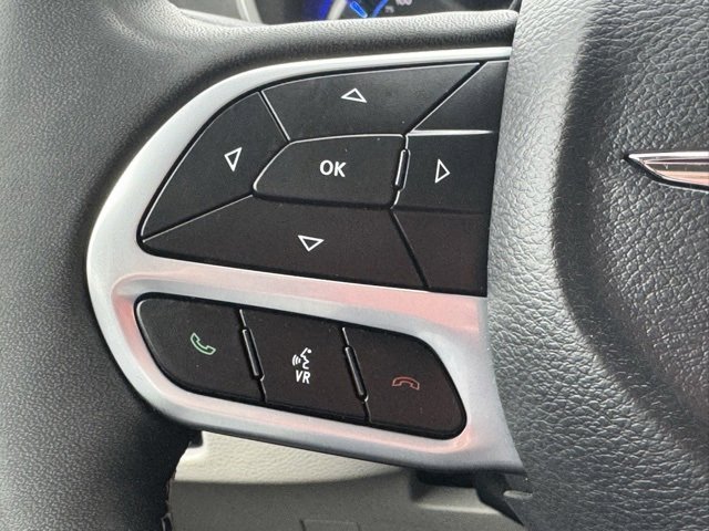 Used 2023 Chrysler Pacifica Touring-L image 39