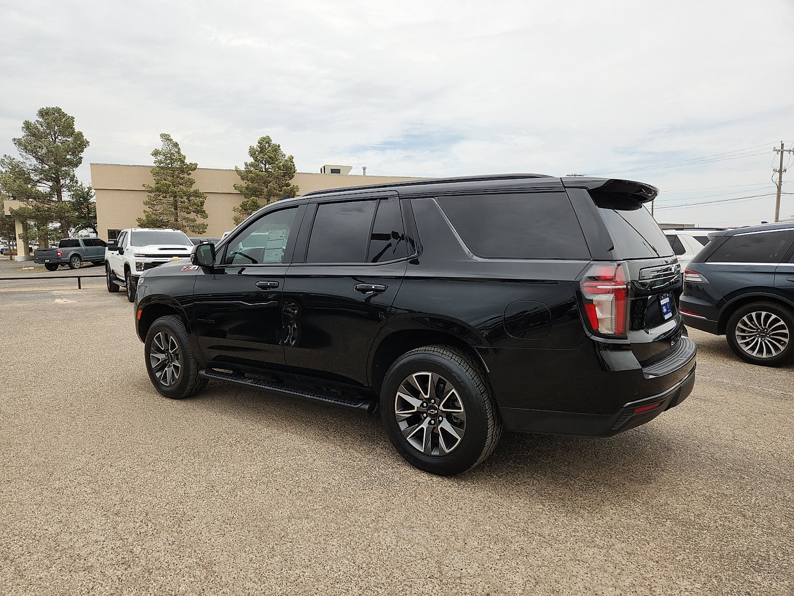 Used 2024 Chevrolet Tahoe Z71 w/ Luxury Package AWD/4WD image 4