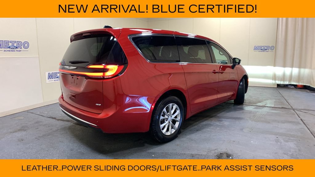 Used 2026 Chrysler Pacifica Select AWD/4WD image 3