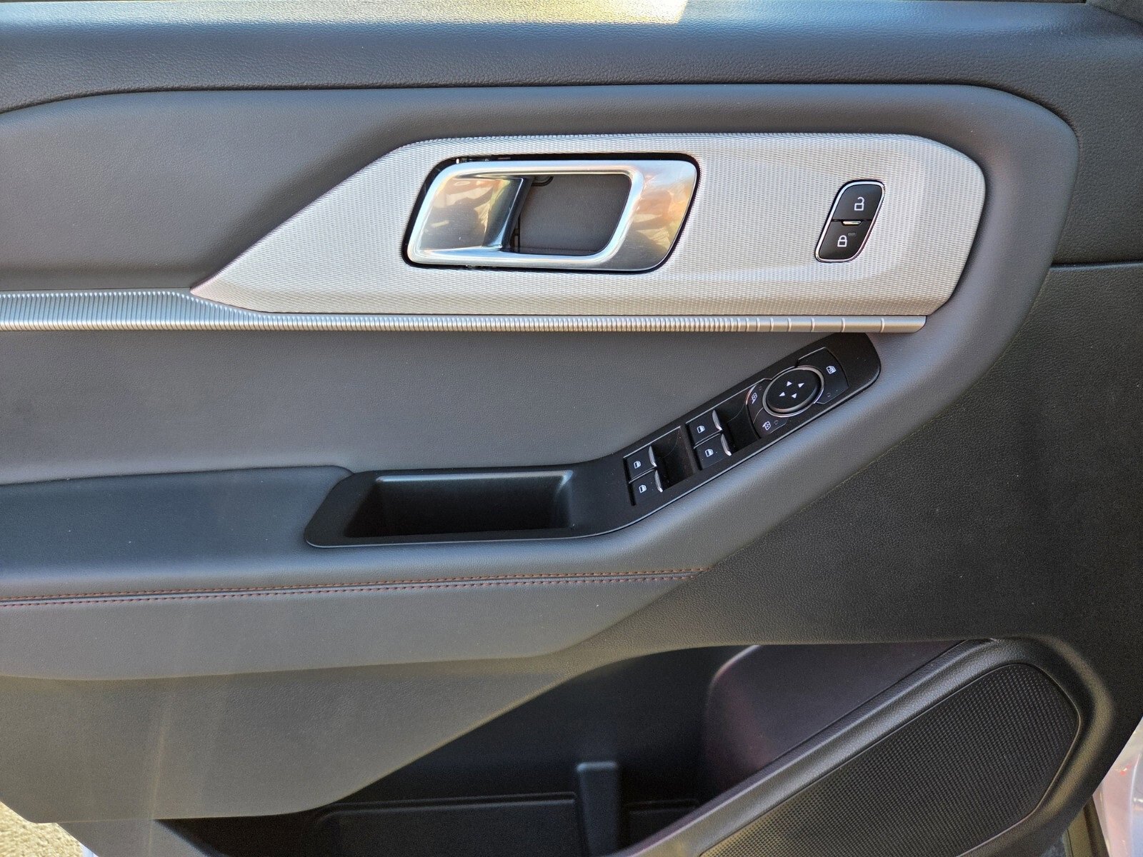 Certified 2025 Ford Explorer Active w/ Active Comfort Package image 18