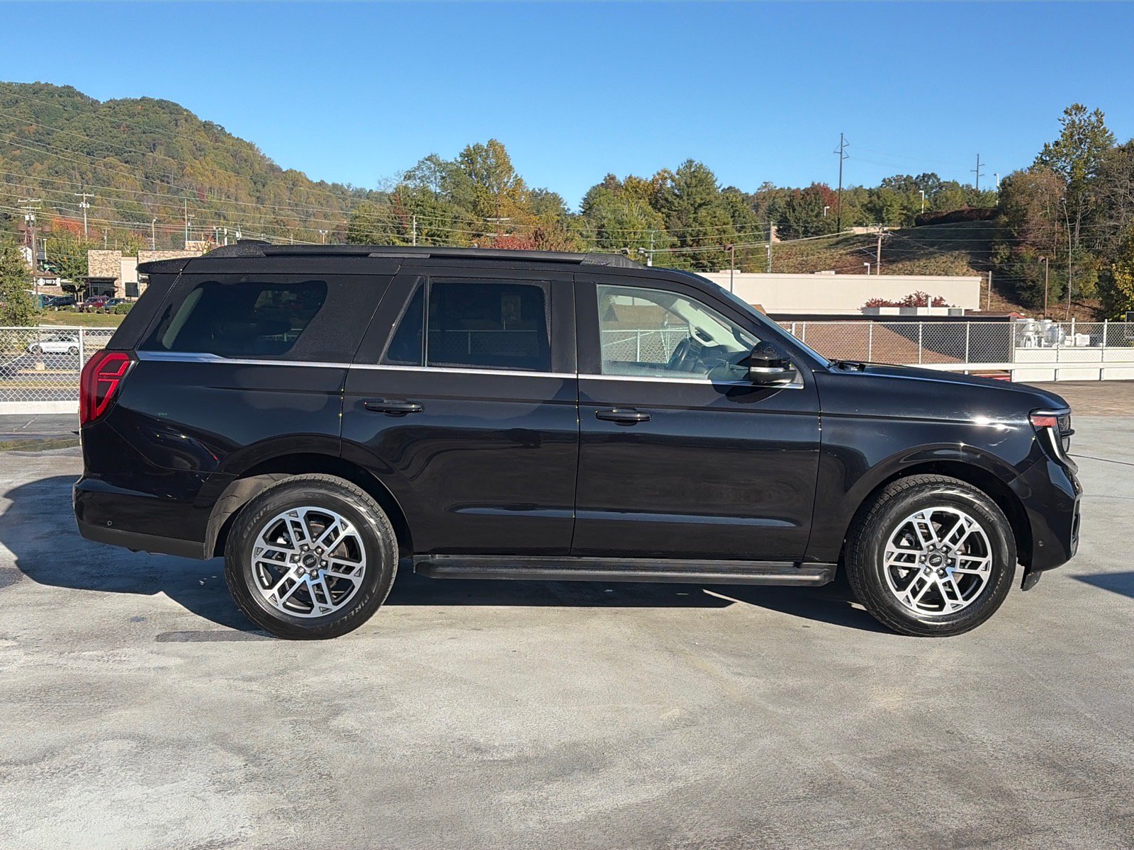 Certified 2025 Ford Expedition Active AWD/4WD image 2