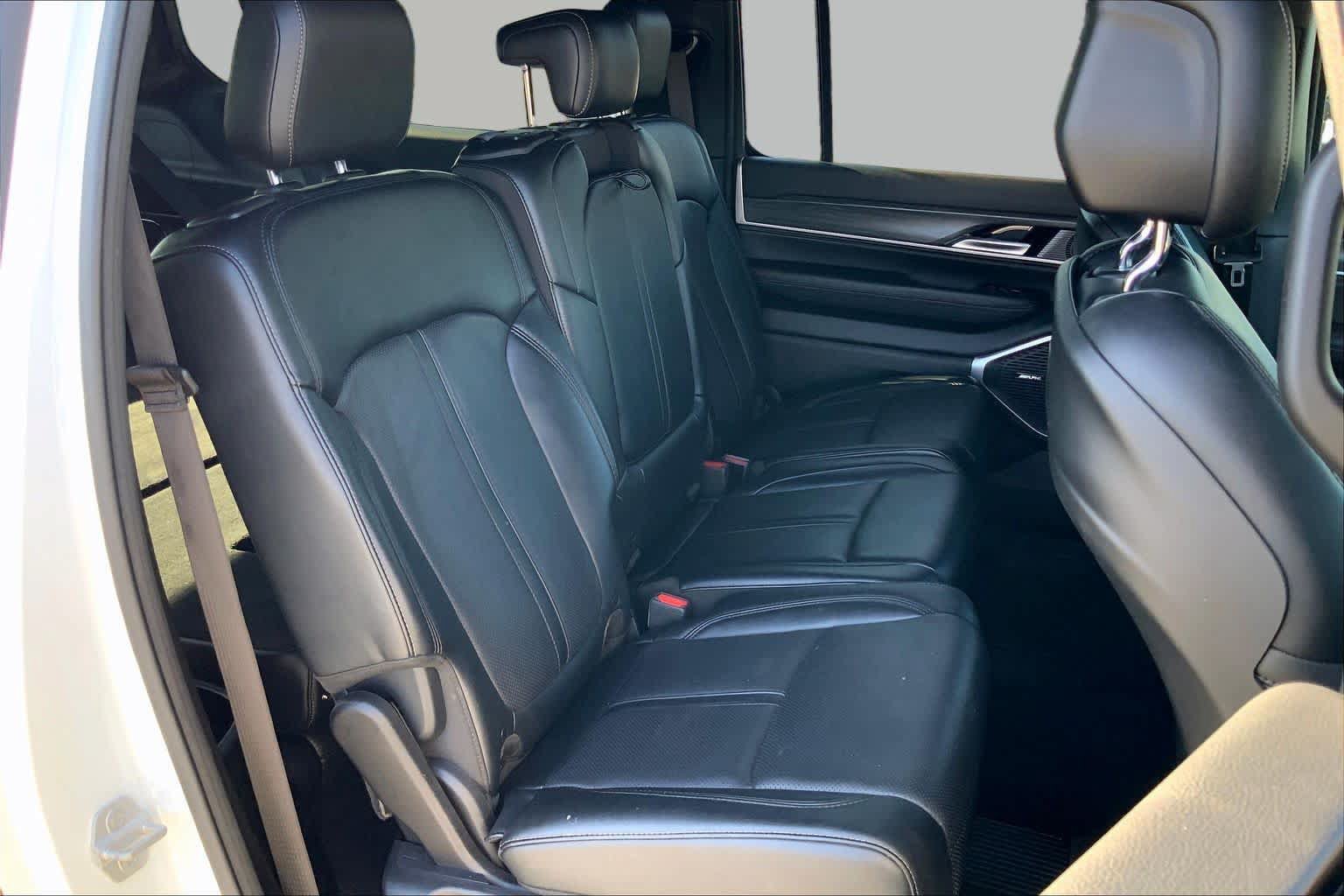 Used 2024 Jeep Wagoneer L Series II w/ Flexible Seating Group AWD/4WD image 18