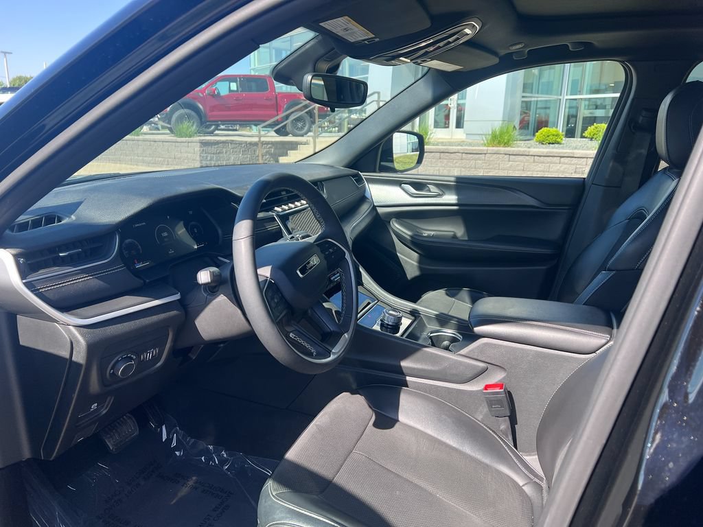 Used 2023 Jeep Grand Cherokee Altitude AWD/4WD image 9