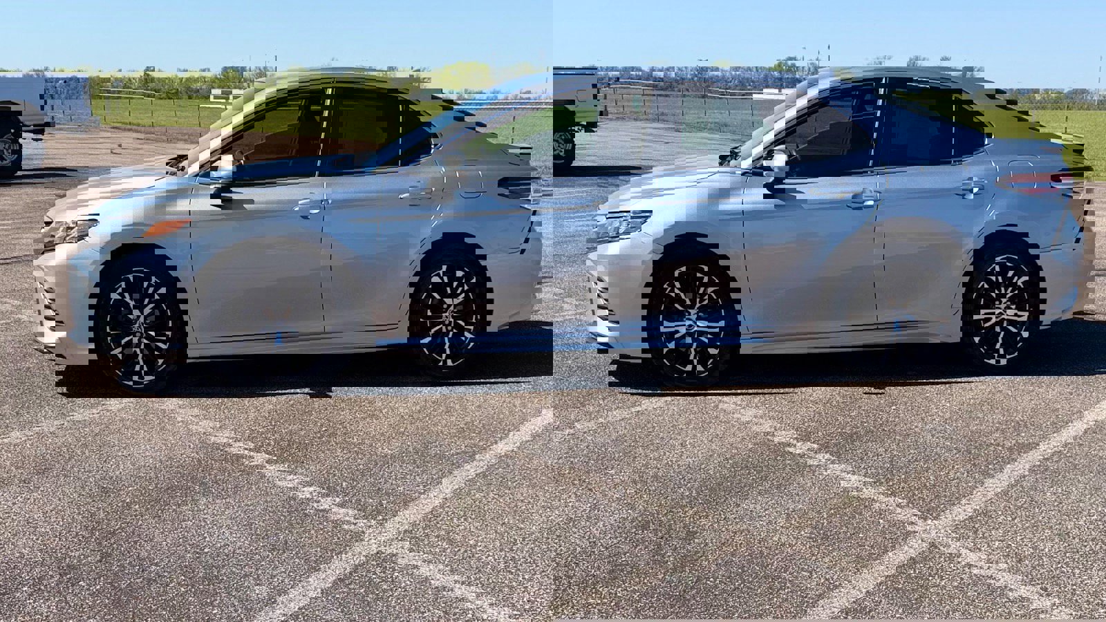 Used 2020 Toyota Camry SE FWD image 2