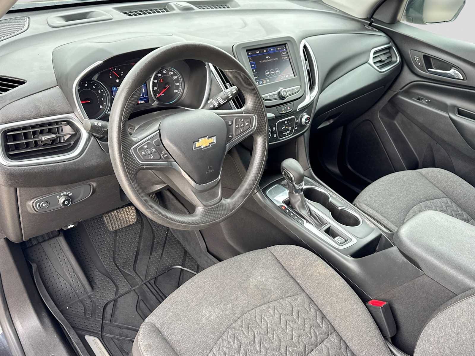 Used 2022 Chevrolet Equinox LT FWD image 2