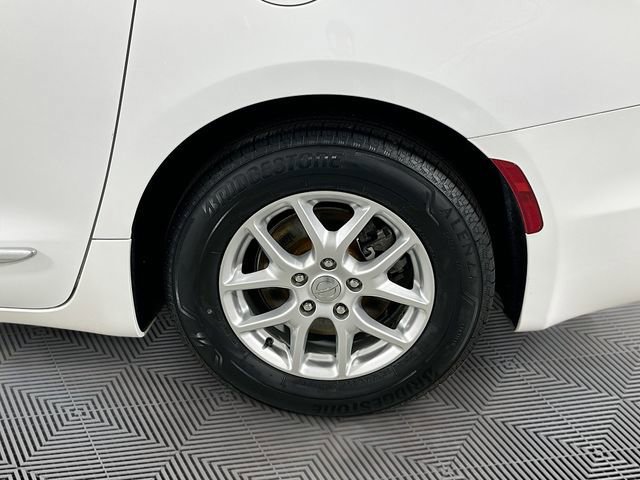 Used 2020 Chrysler Pacifica Touring-L image 33