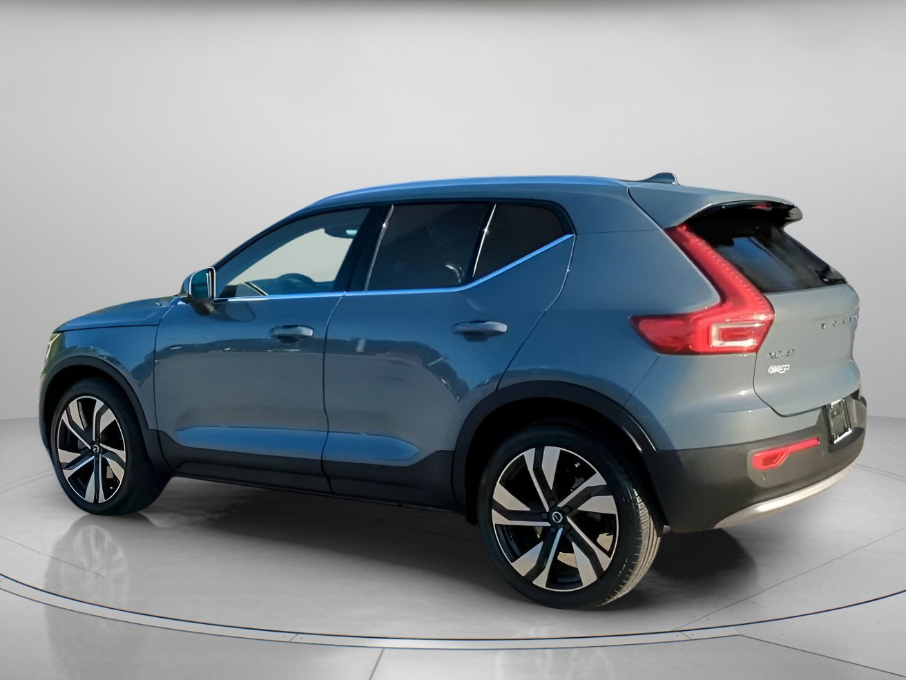 Used 2023 Volvo XC40 B5 Plus w/ Protection Package Premier image 12
