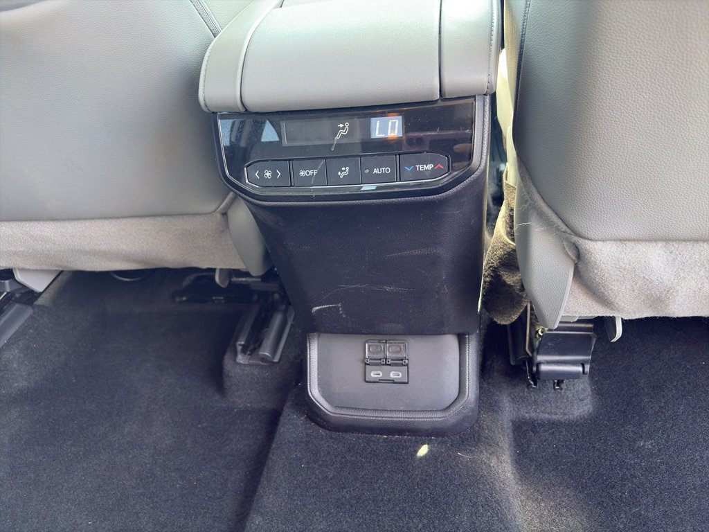 Used 2024 Toyota Highlander XLE FWD image 17