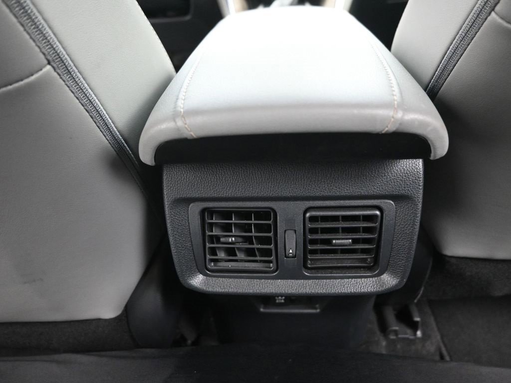 Used 2022 Toyota Venza XLE image 17