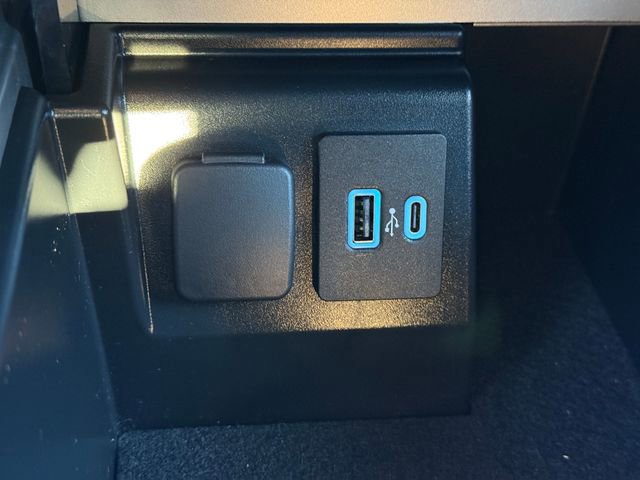 Certified 2022 Ford Explorer XLT w/ Equipment Group 202A image 23