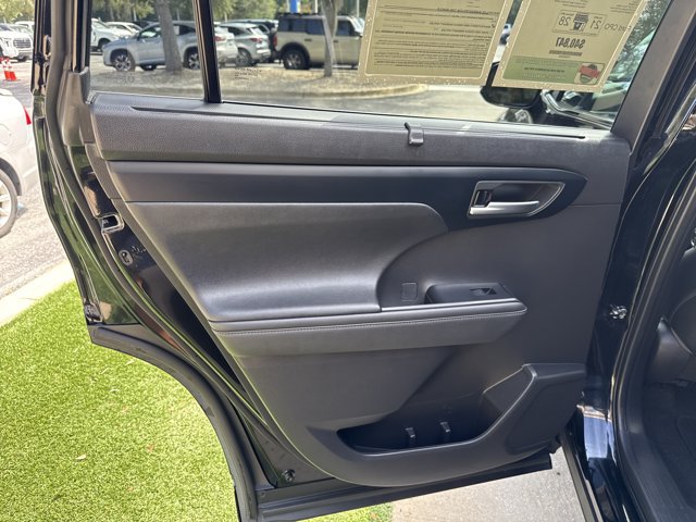 Used 2023 Toyota Highlander XLE AWD/4WD image 16