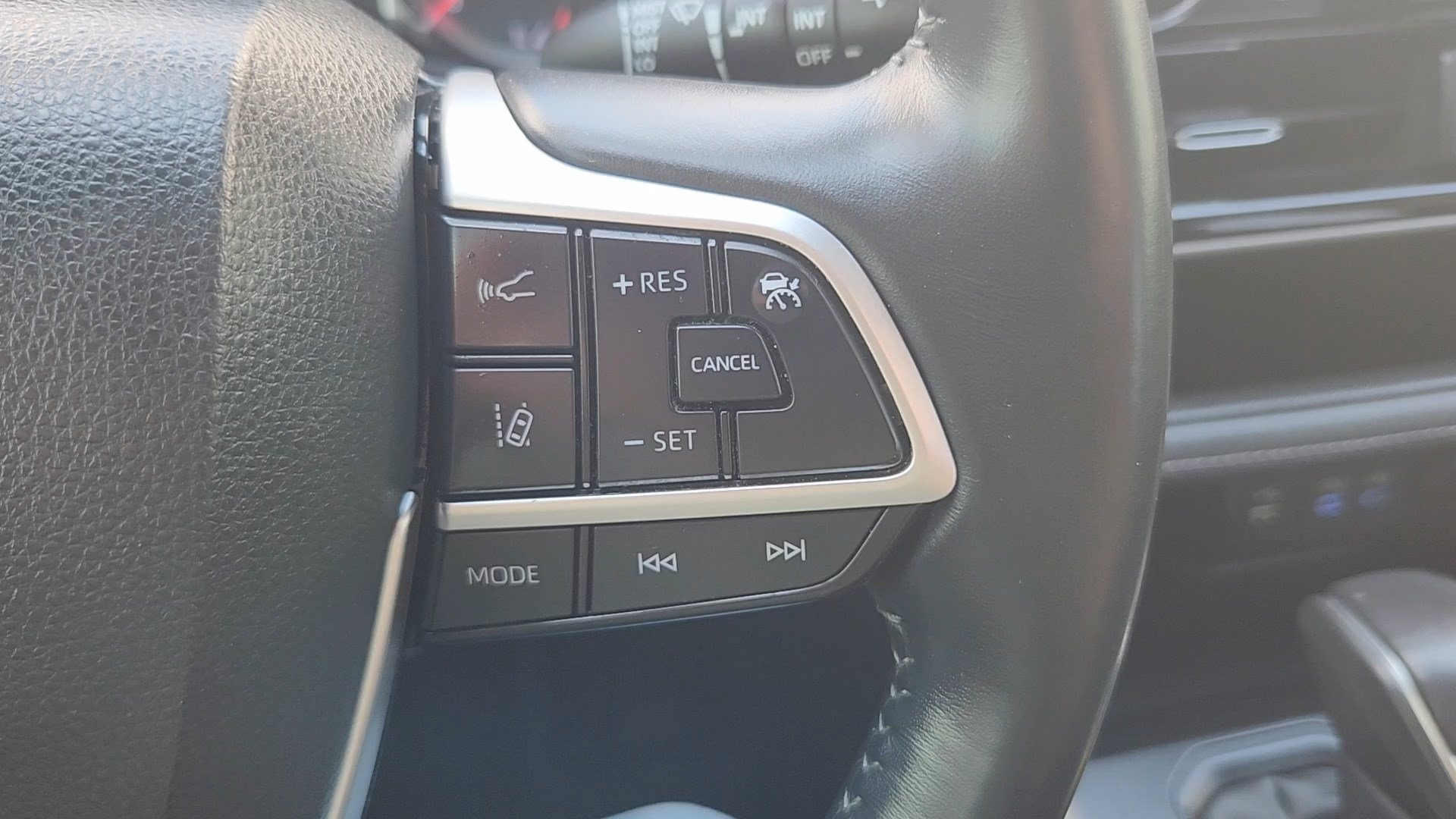 Used 2022 Toyota Highlander LE AWD/4WD image 12