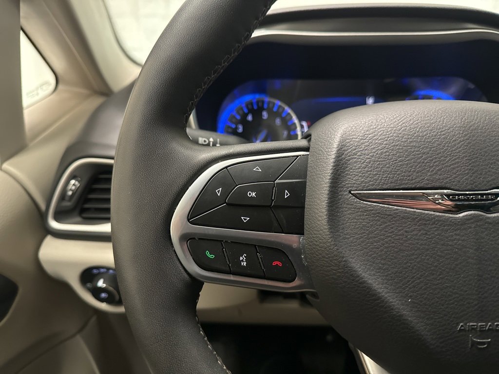 Used 2023 Chrysler Pacifica Touring-L image 27