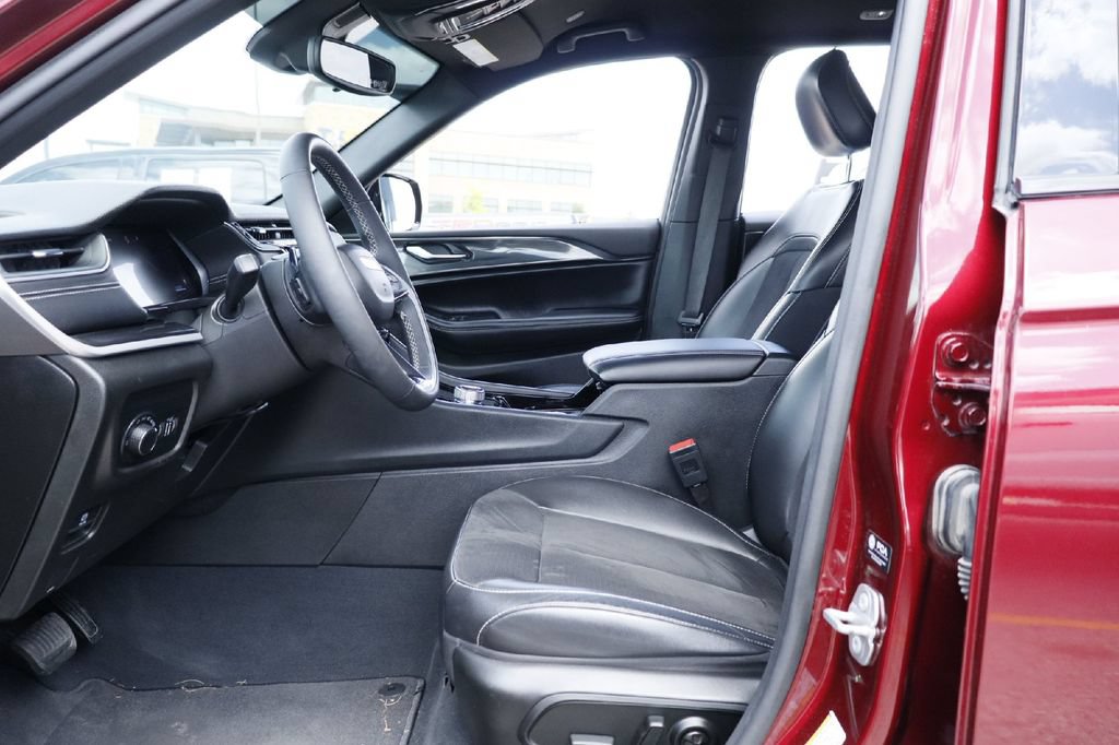 Used 2023 Jeep Grand Cherokee Laredo RWD image 4