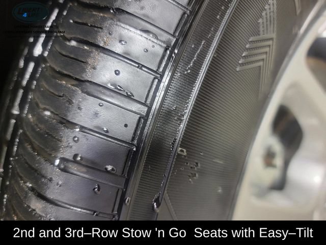 Used 2024 Chrysler Pacifica Touring-L FWD image 11