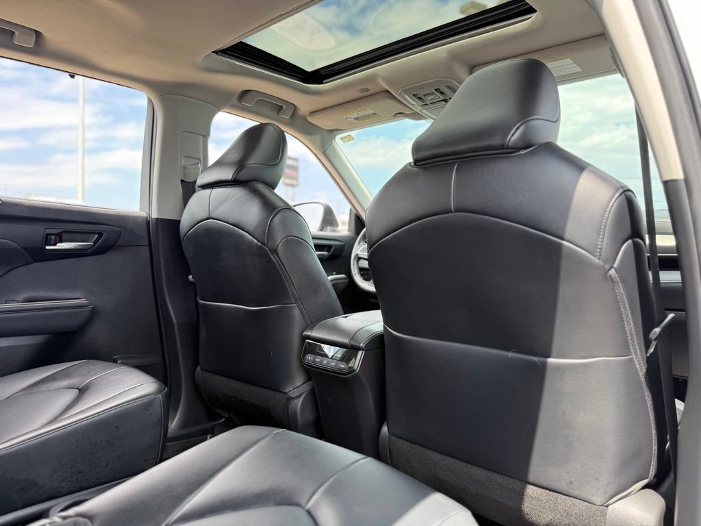 Used 2022 Toyota Highlander XLE AWD/4WD image 17