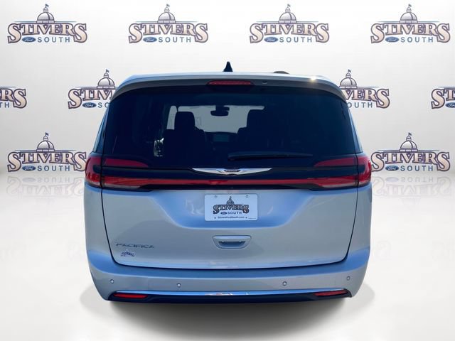 Used 2024 Chrysler Pacifica Touring-L FWD image 4