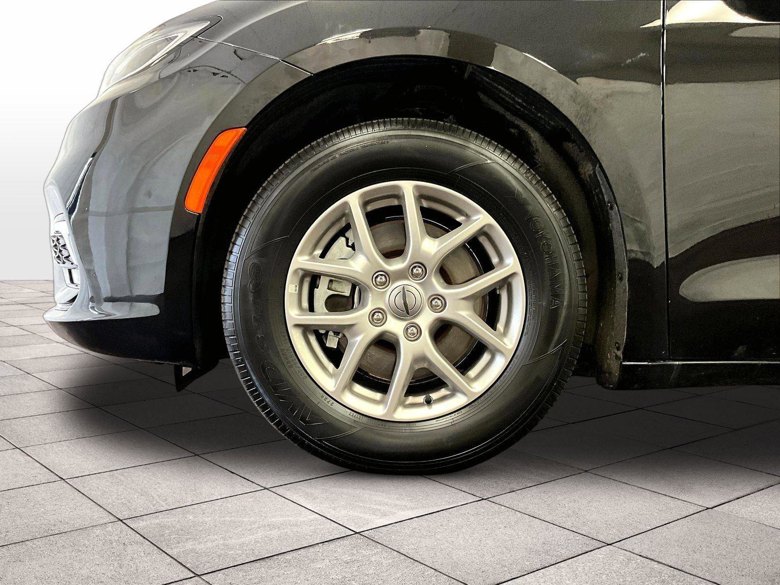 Used 2025 Chrysler Pacifica Select image 8