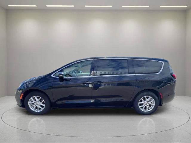 Used 2023 Chrysler Pacifica Touring-L FWD image 6