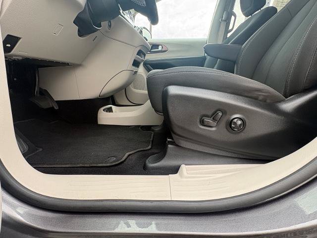 Used 2023 Chrysler Voyager LX FWD image 13