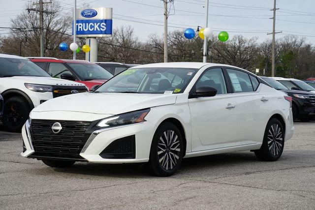 Used 2025 Nissan Altima 2.5 SV FWD image 3