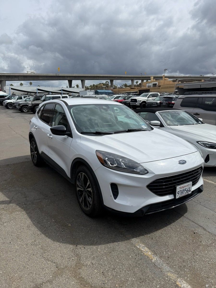 Certified 2022 Ford Escape SE w/ SE Sport Appearance Package FWD image 3