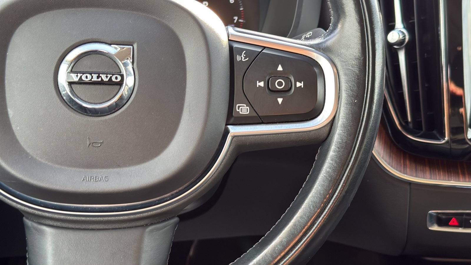 Used 2021 Volvo XC60 T5 Momentum w/ Premium Package AWD/4WD image 16
