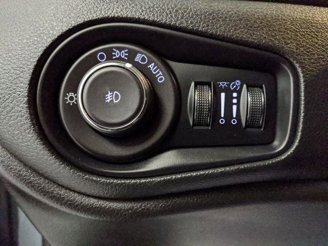 Used 2018 Jeep Renegade Latitude w/ Popular Equipment Group image 15