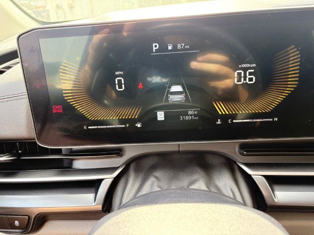 Used 2025 Kia Carnival FWD image 17