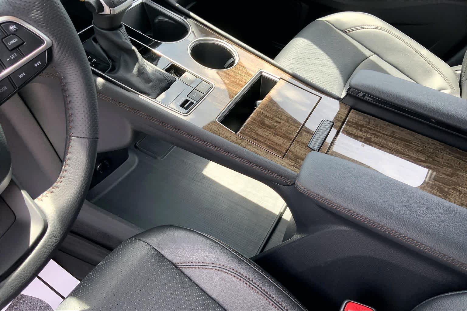 Used 2025 Toyota Sienna Platinum FWD image 17