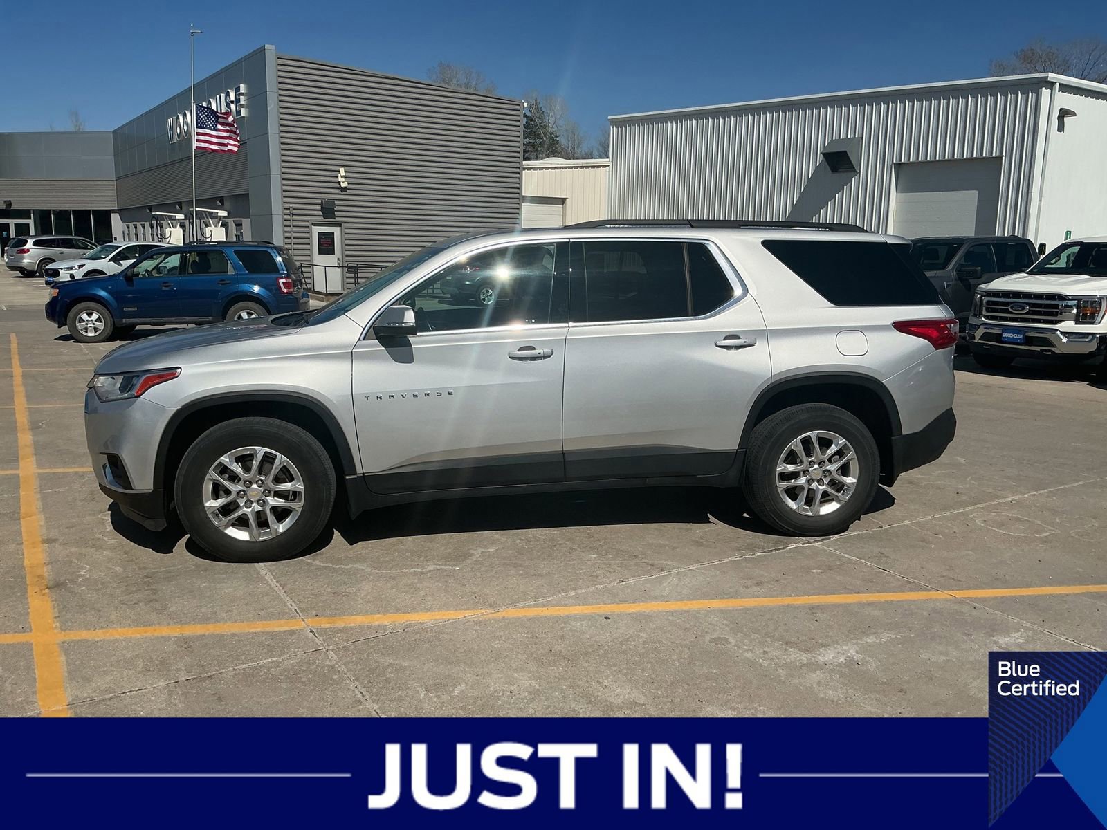 Used 2021 Chevrolet Traverse LT image 2