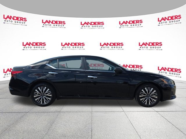 Used 2025 Nissan Altima 2.5 SV FWD image 2