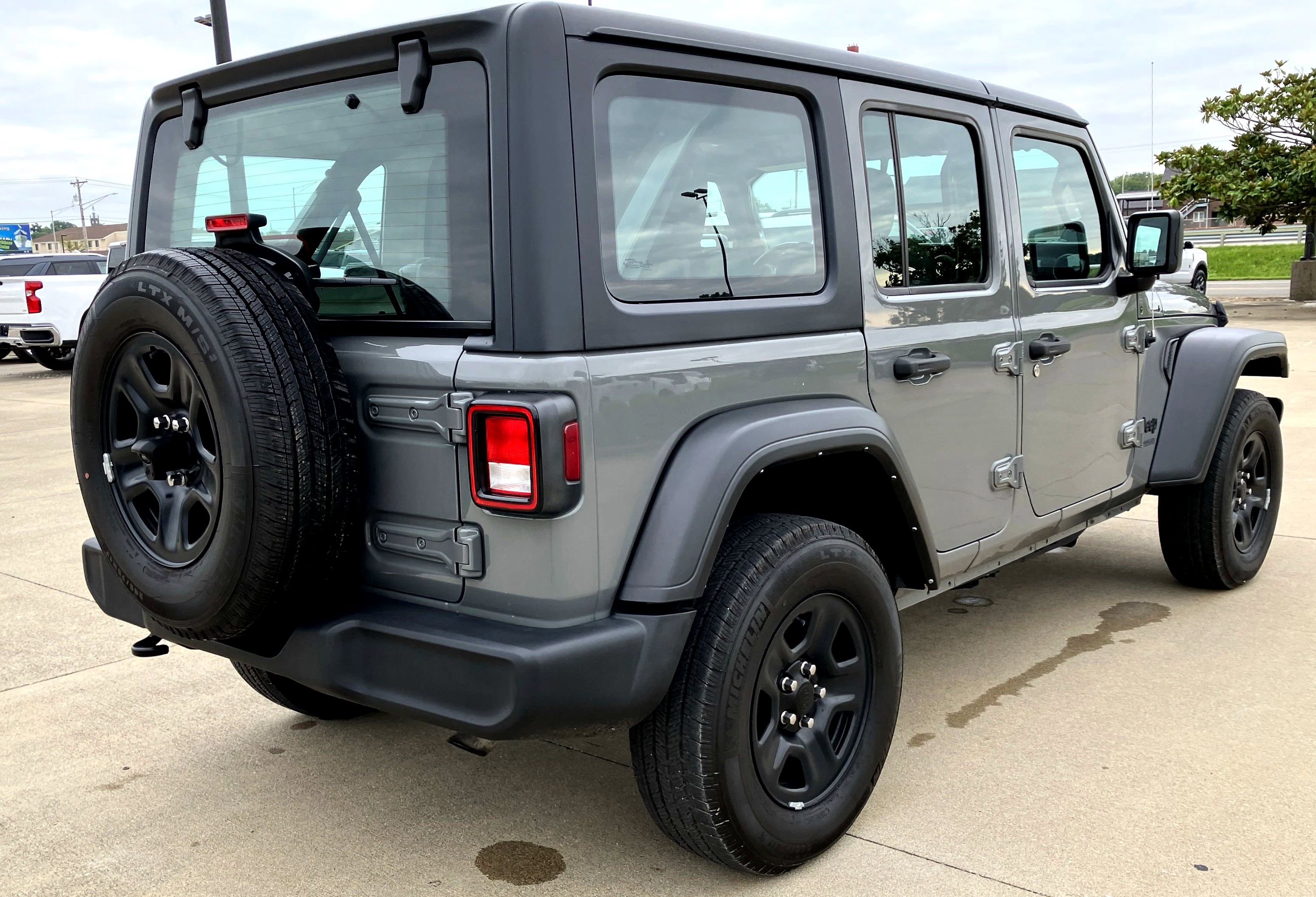 Used 2022 Jeep Wrangler Unlimited Sport image 5