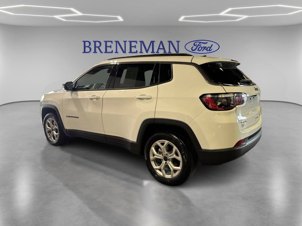 Used 2025 Jeep Compass Latitude AWD/4WD image 8