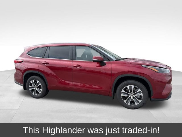 Used 2023 Toyota Highlander XLE AWD/4WD image 1