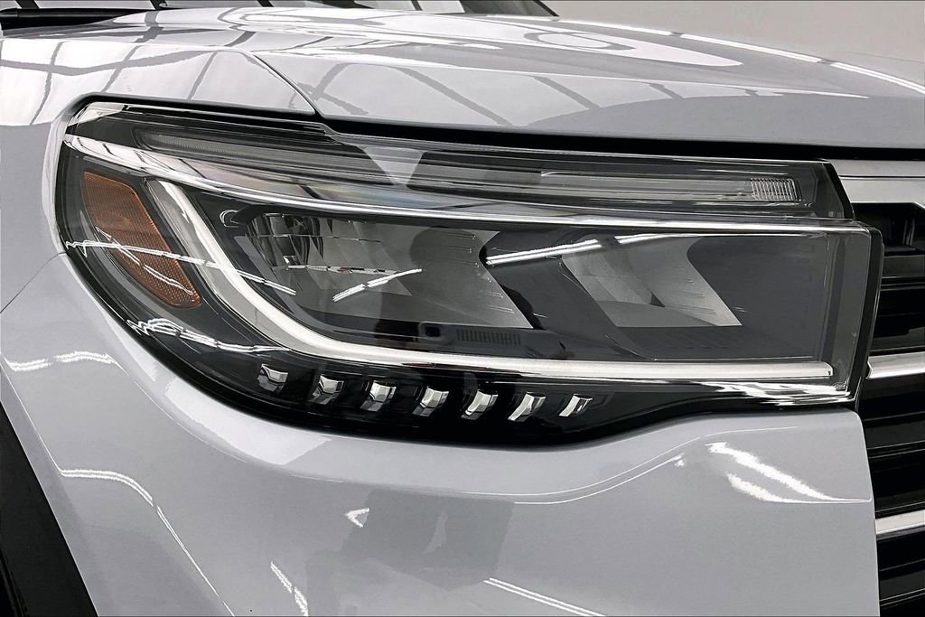 Certified 2025 Ford Explorer Active image 29