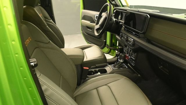 Used 2025 Jeep Gladiator Mojave w/ Convenience Group AWD/4WD image 16