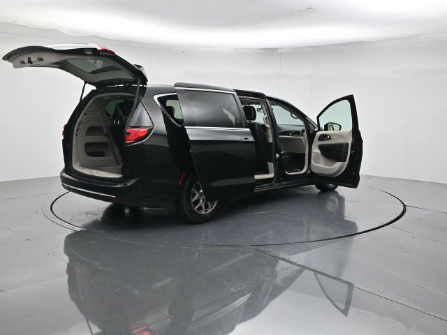 Used 2023 Chrysler Pacifica Touring-L FWD image 57