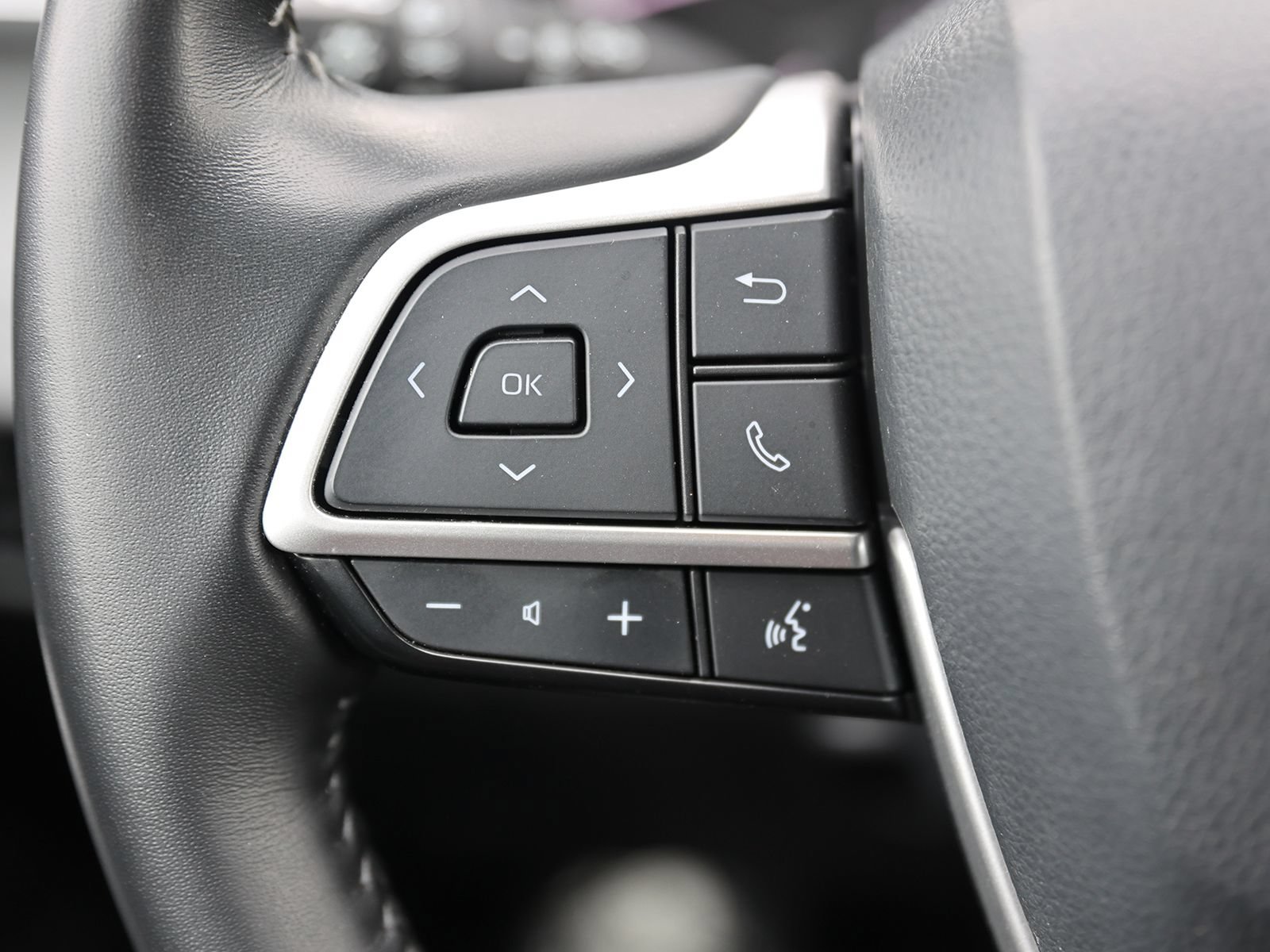 Used 2023 Toyota Highlander XLE AWD/4WD image 41