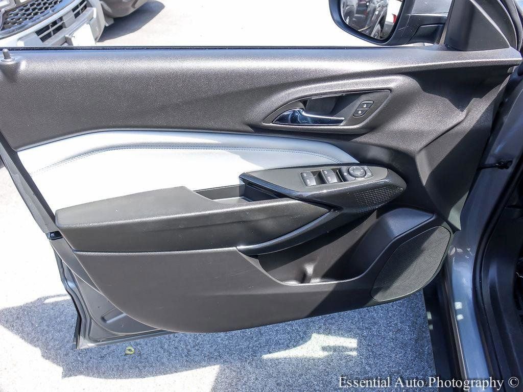 Used 2025 Chevrolet Trax LT w/ LT Convenience Package FWD image 19