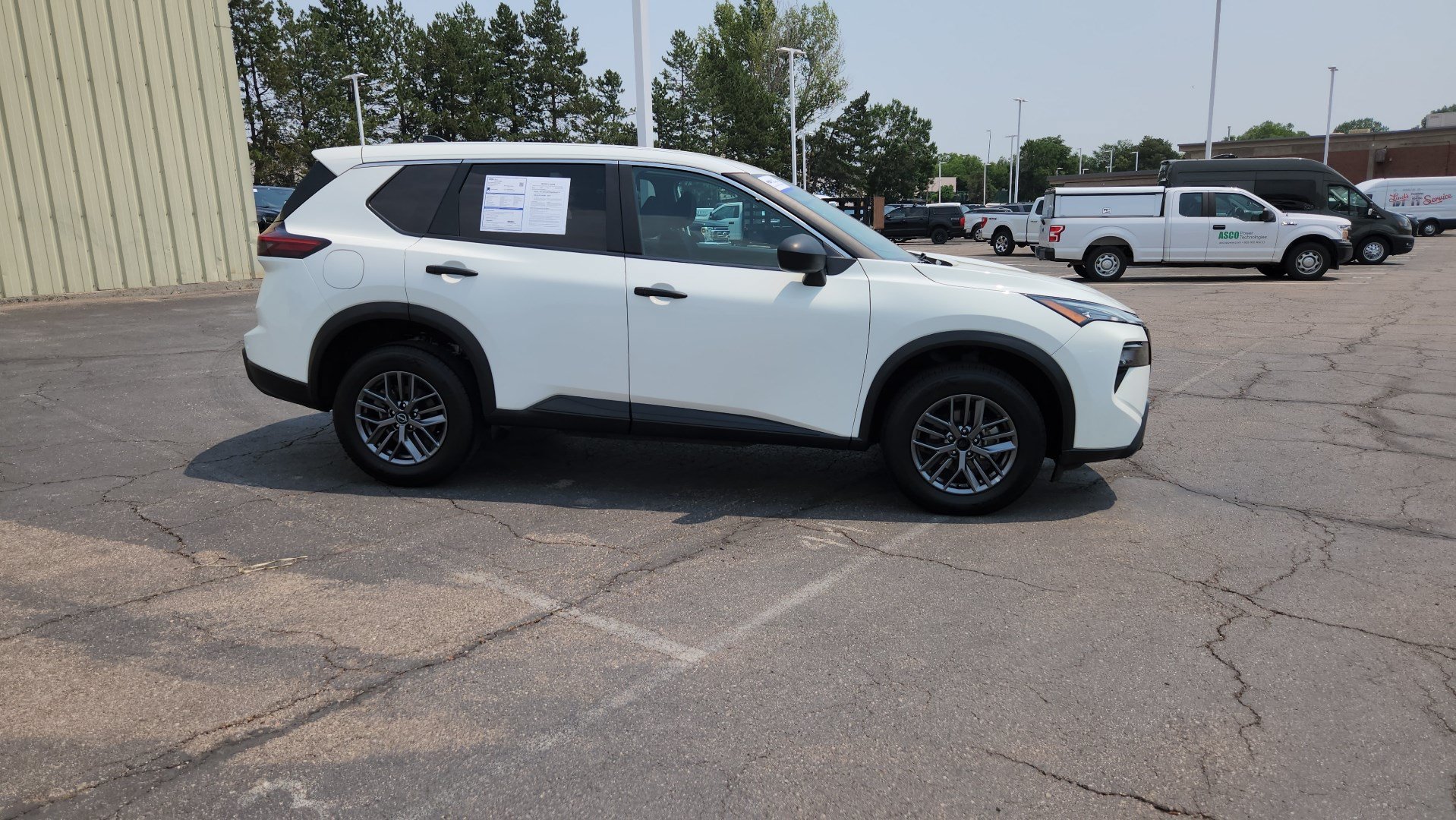 Used 2024 Nissan Rogue S AWD/4WD image 13