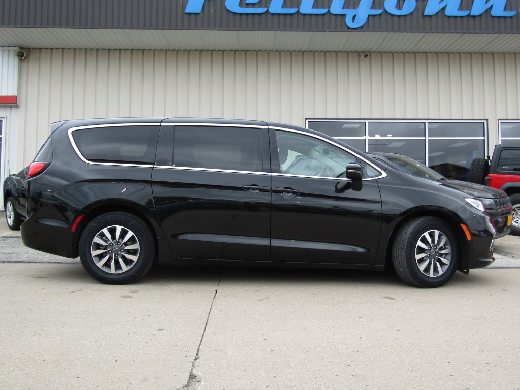 Used 2023 Chrysler Pacifica Touring-L FWD image 2