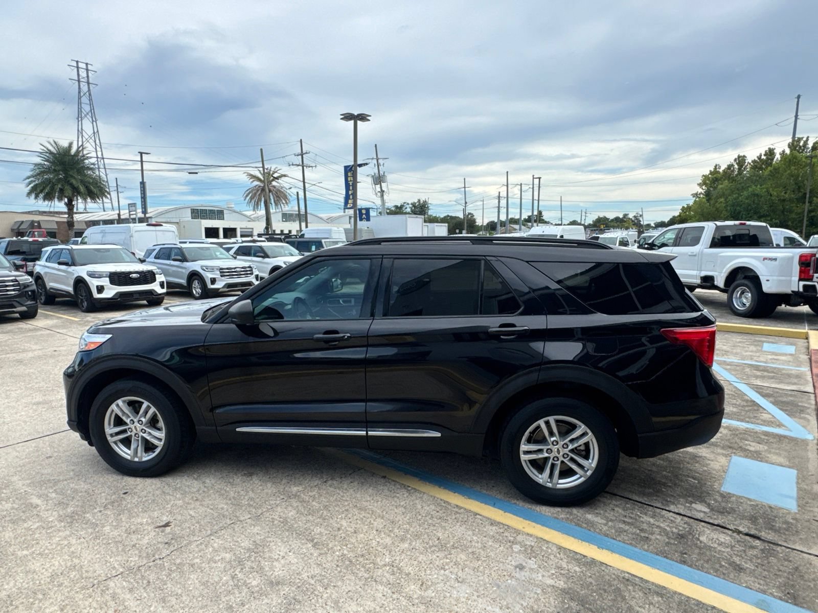 Certified 2023 Ford Explorer XLT w/ Equipment Group 202A AWD/4WD image 7